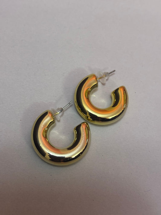 ✨ Sol Curve Hoops – Gold