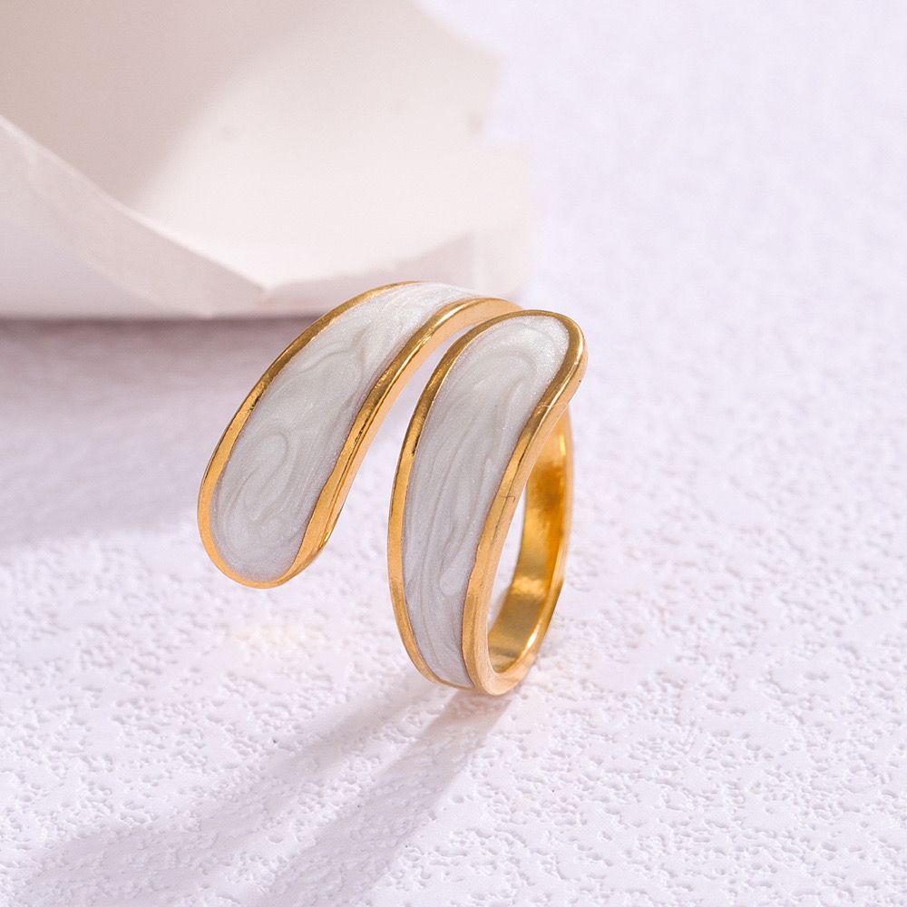 Glossy Swirl Gold Ring