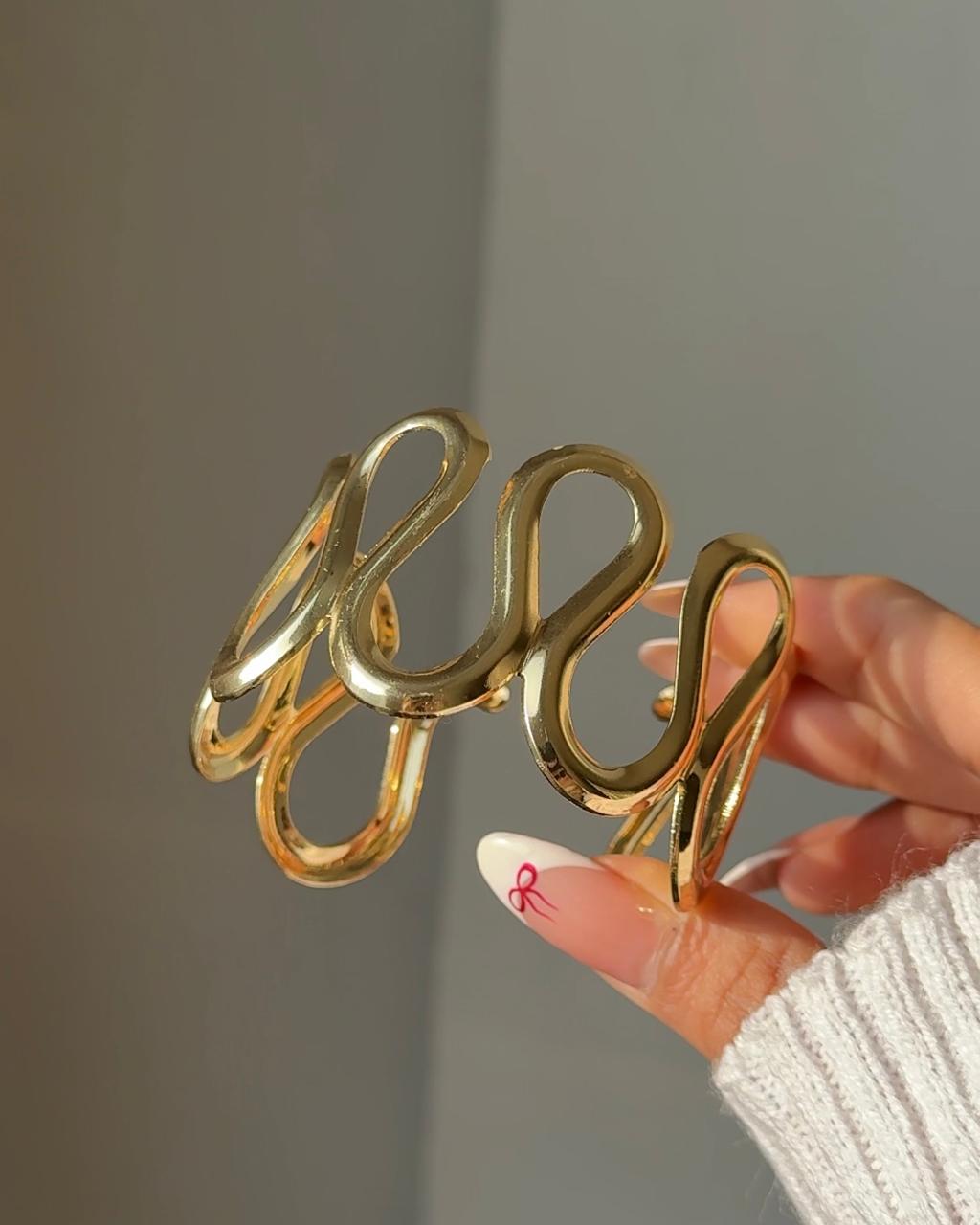 Swirl around Statement Handcuff