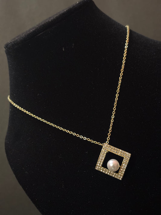 Pearl Frame Necklace
