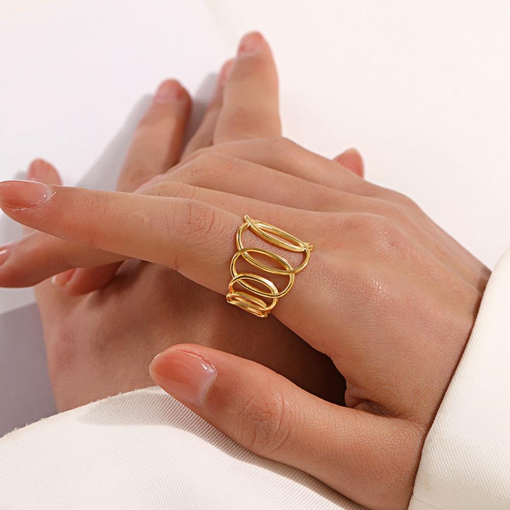Interlooped Glow Gold Ring