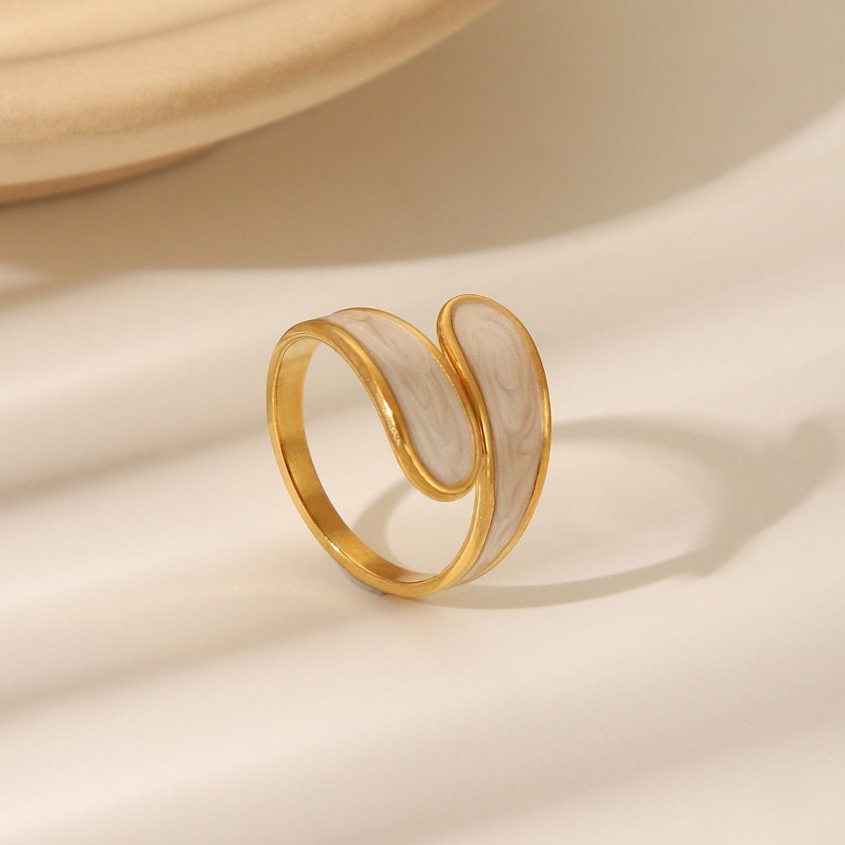 Glossy Swirl Gold Ring