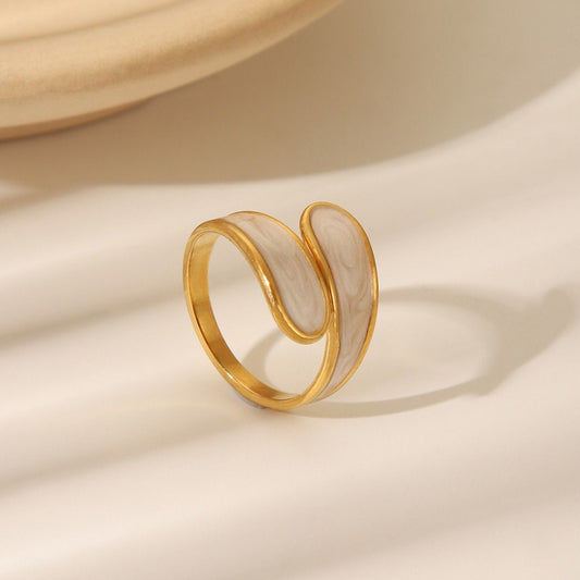Glossy Swirl Gold Ring