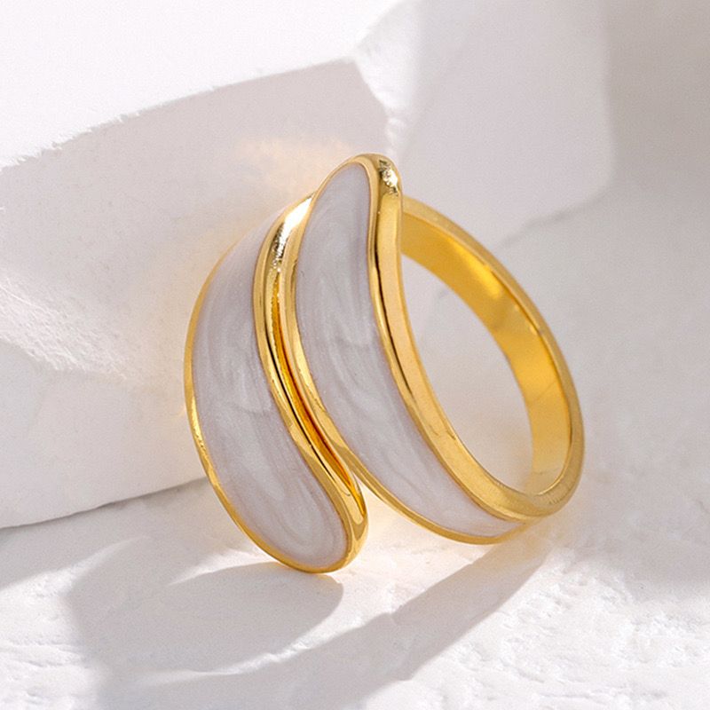 Glossy Swirl Gold Ring